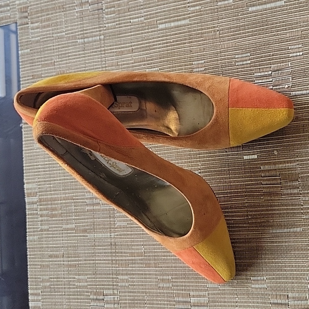Excellent condition suede pumps